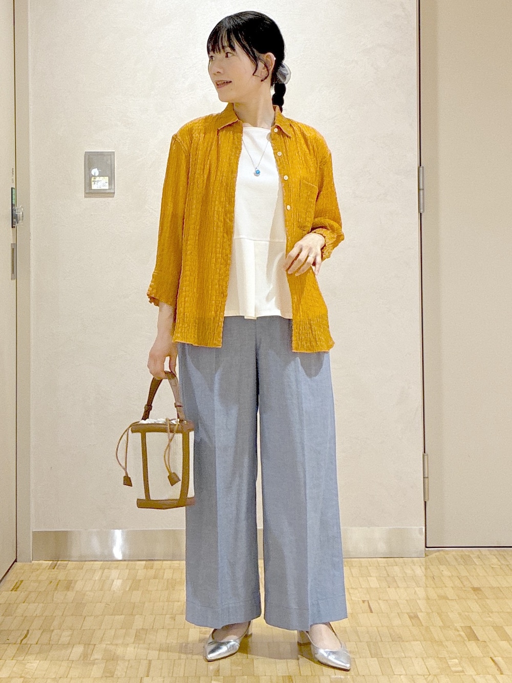 オレンジ系のシャツ/ブラウス、ホワイト系のTシャツ/カットソー、ブルー系のその他パンツを着用したレディースの夏コーディネートの1枚目の写真
