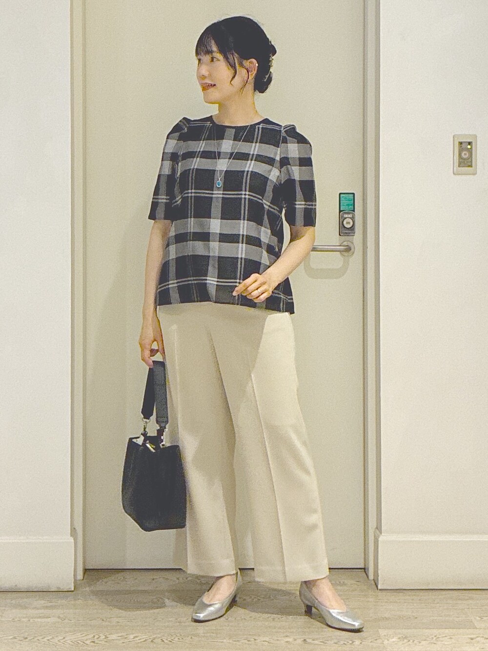 ベージュ系のその他パンツ、ブラック系のトートバッグ、ブルー系のネックレスを着用したレディースの夏コーディネートの1枚目の写真