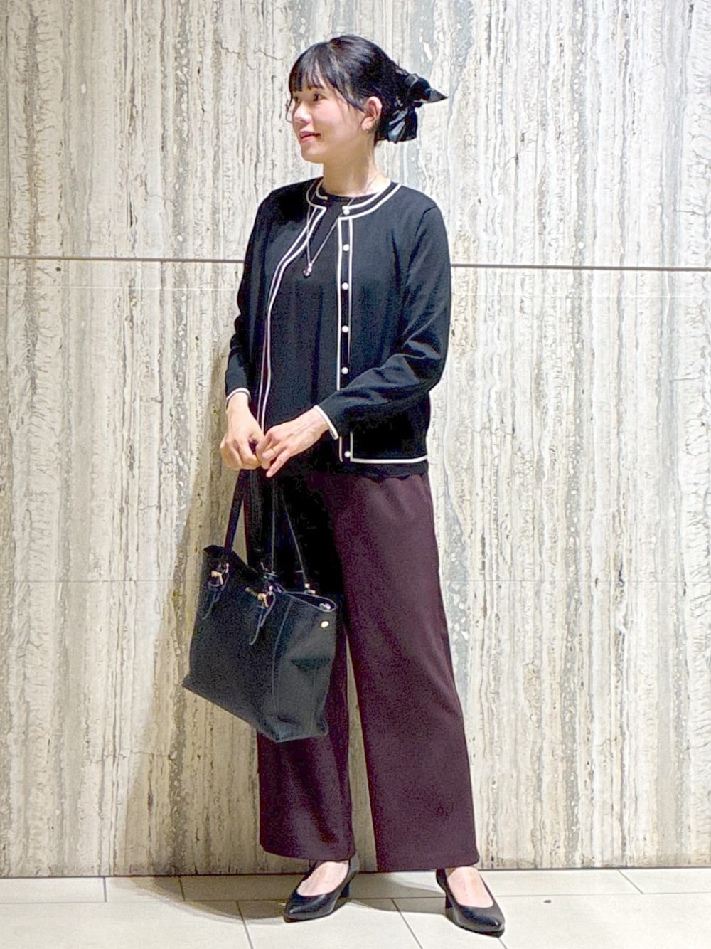 ブラック系のカーディガン/ボレロ、ブラック系のシャツ/ブラウス、ブラウン系のその他パンツを着用したレディースの夏コーディネートの1枚目の写真
