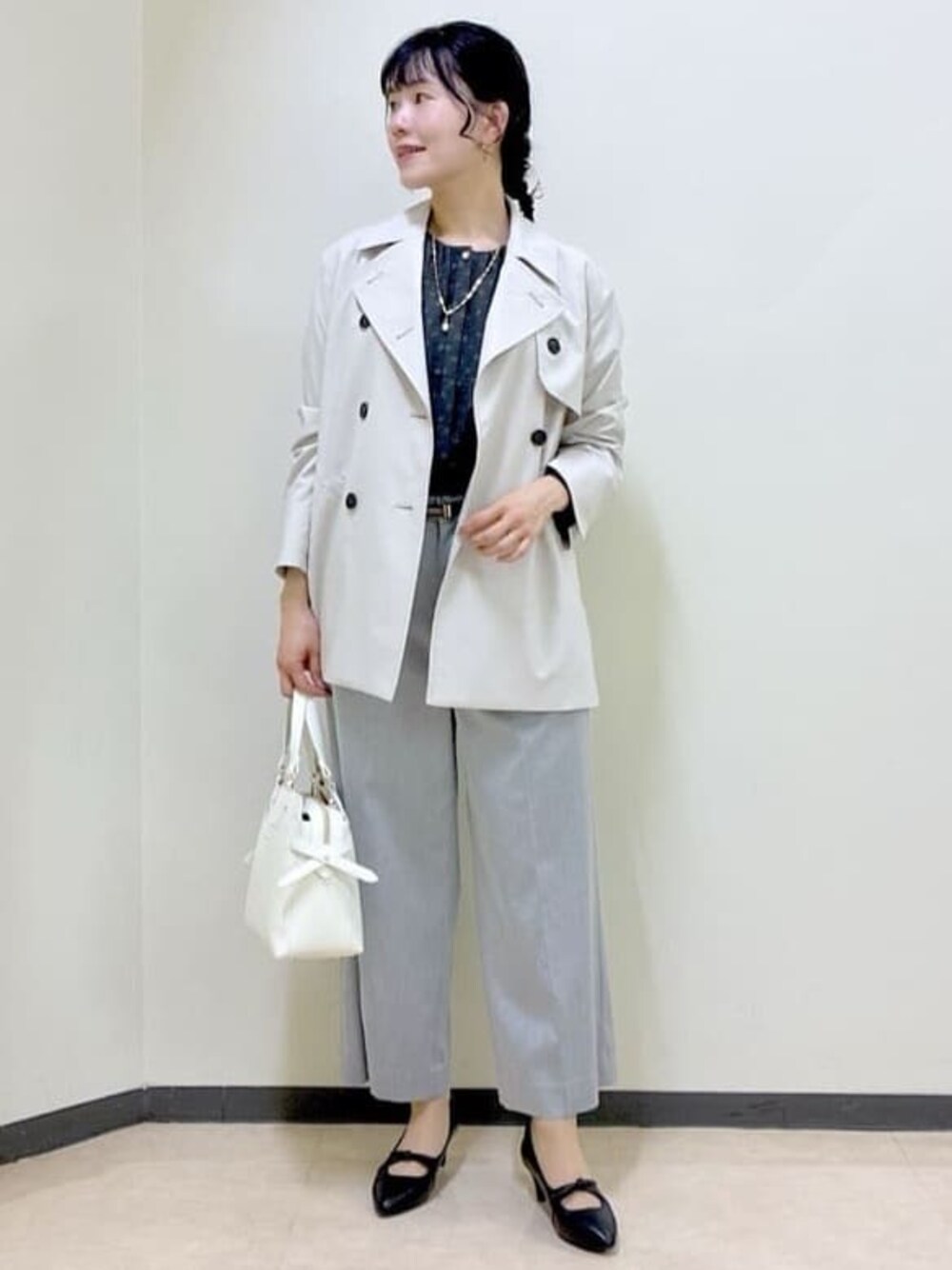 ベージュ系のトレンチコート、グレー系のシャツ/ブラウス、グレー系のその他パンツを着用したレディースの春コーディネートの1枚目の写真