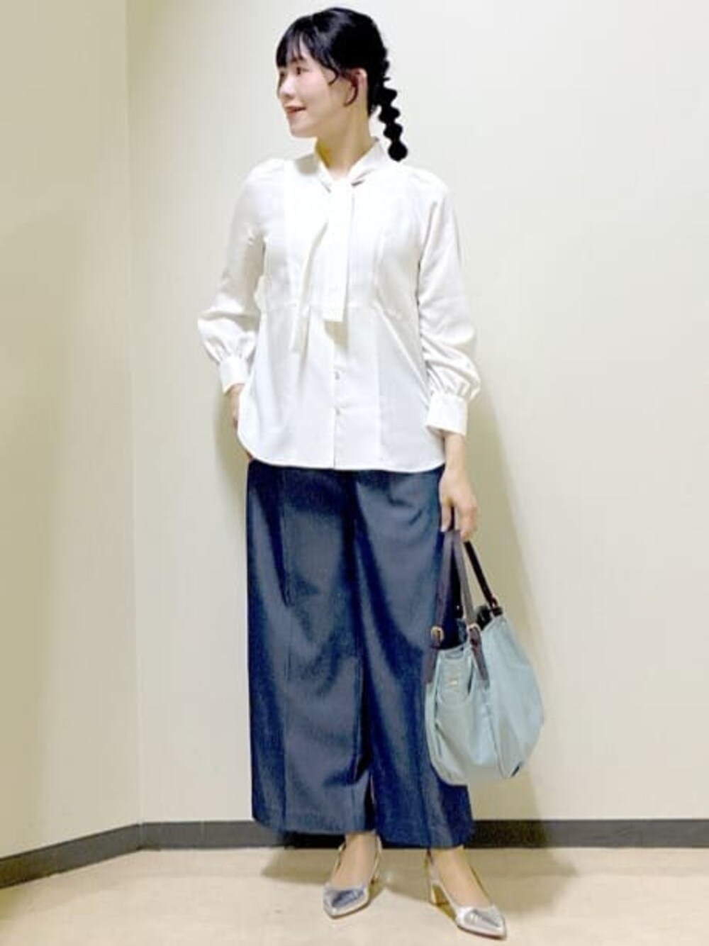 ホワイト系のシャツ/ブラウス、ブルー系のその他パンツ、ブルー系のカーディガン/ボレロを着用したレディースの冬コーディネートの1枚目の写真