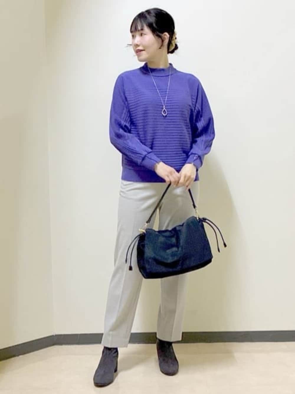パープル系のニット/セーター、ベージュ系のその他パンツ、グレー系のノーカラーコートを着用したレディースの冬コーディネートの1枚目の写真