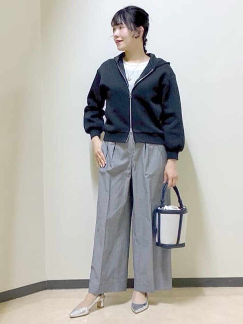 ブルー系のパーカー、ホワイト系のTシャツ/カットソー、ブラック系のタンクトップを着用したレディースの冬コーディネートの1枚目の写真