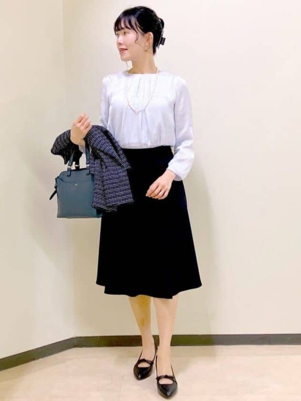 パープル系のシャツ/ブラウス、ブルー系のノーカラージャケット、ブルー系のスカートを着用したレディースの春コーディネートの1枚目の写真