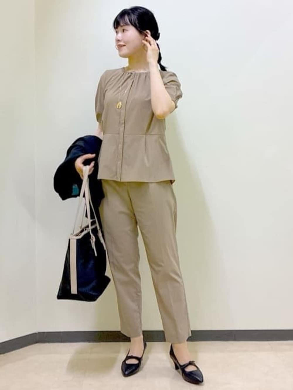 イエロー系のシャツ/ブラウス、イエロー系のその他パンツ、イエロー系のスカートを着用したレディースの夏コーディネートの1枚目の写真