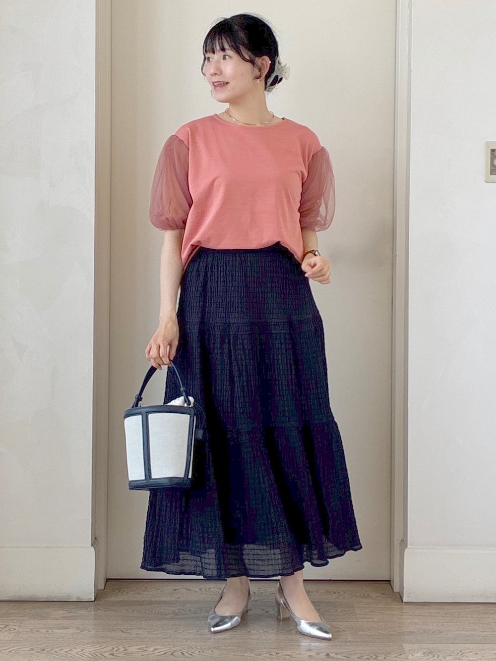 ピンク系のTシャツ/カットソー、ブルー系のスカート、ブルー系のショルダーバッグを着用したレディースの夏コーディネートの1枚目の写真