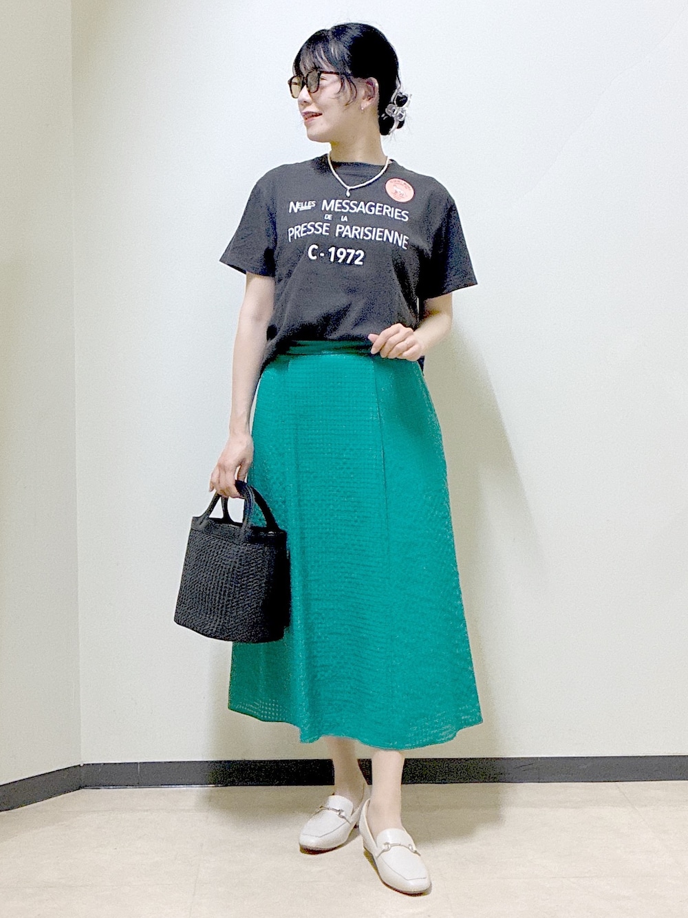 グレー系のTシャツ/カットソー、グリーン系のスカート、ベージュ系のノーカラージャケットを着用したレディースの春コーディネートの1枚目の写真