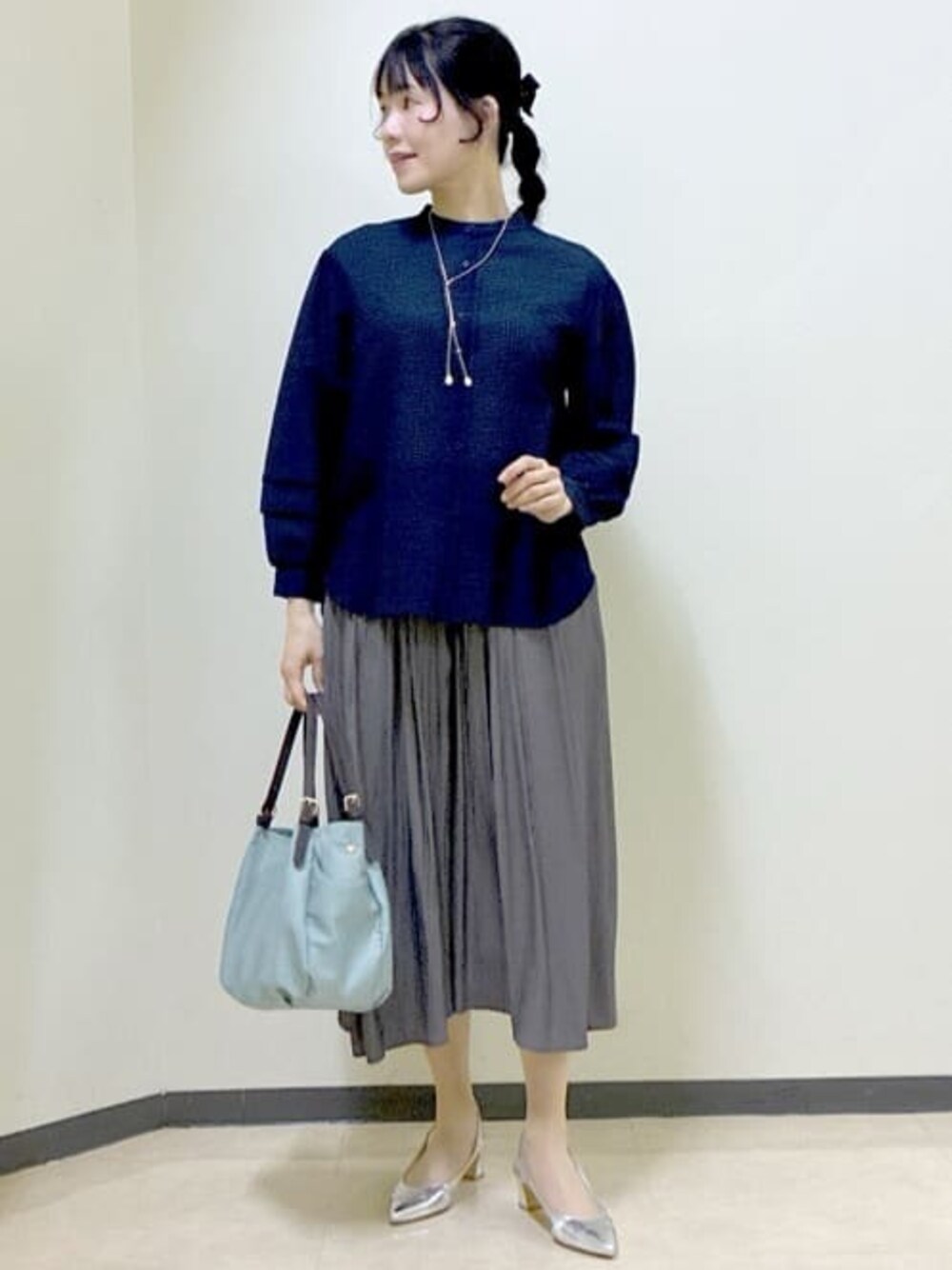ブルー系のシャツ/ブラウス、ホワイト系のニット/セーター、グリーン系のその他パンツを着用したレディースの冬コーディネートの1枚目の写真