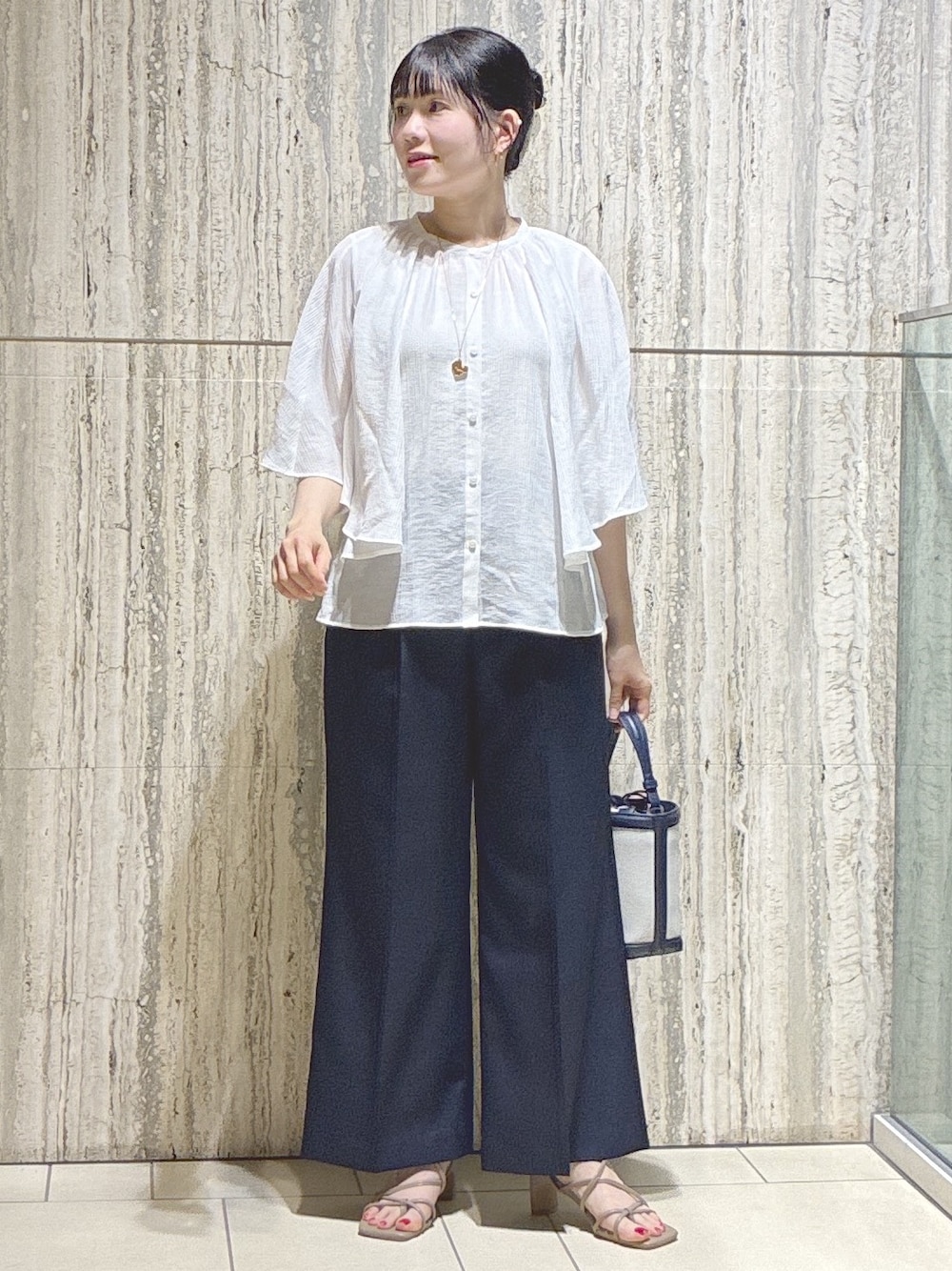 ホワイト系のシャツ/ブラウス、ブルー系のその他パンツ、ブルー系のショルダーバッグを着用したレディースの夏コーディネートの1枚目の写真