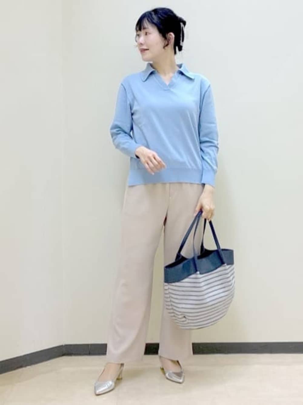 ブルー系のニット/セーター、ベージュ系のその他パンツ、ブルー系のブルゾンを着用したレディースの春コーディネートの1枚目の写真