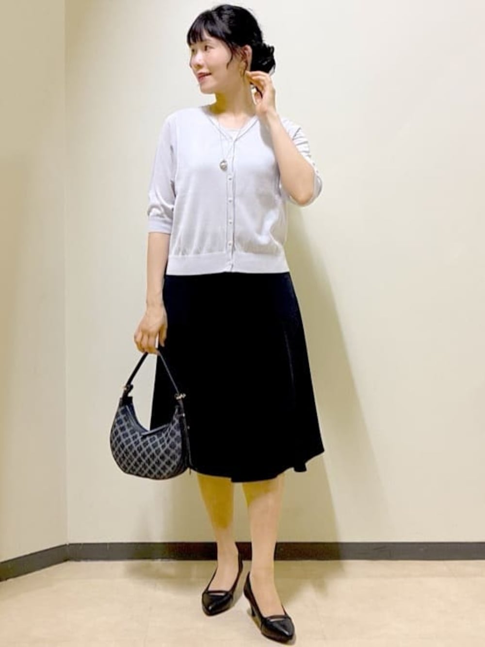 グレー系のカーディガン/ボレロ、グレー系のタンクトップ、ブルー系のスカートを着用したレディースの夏コーディネートの1枚目の写真