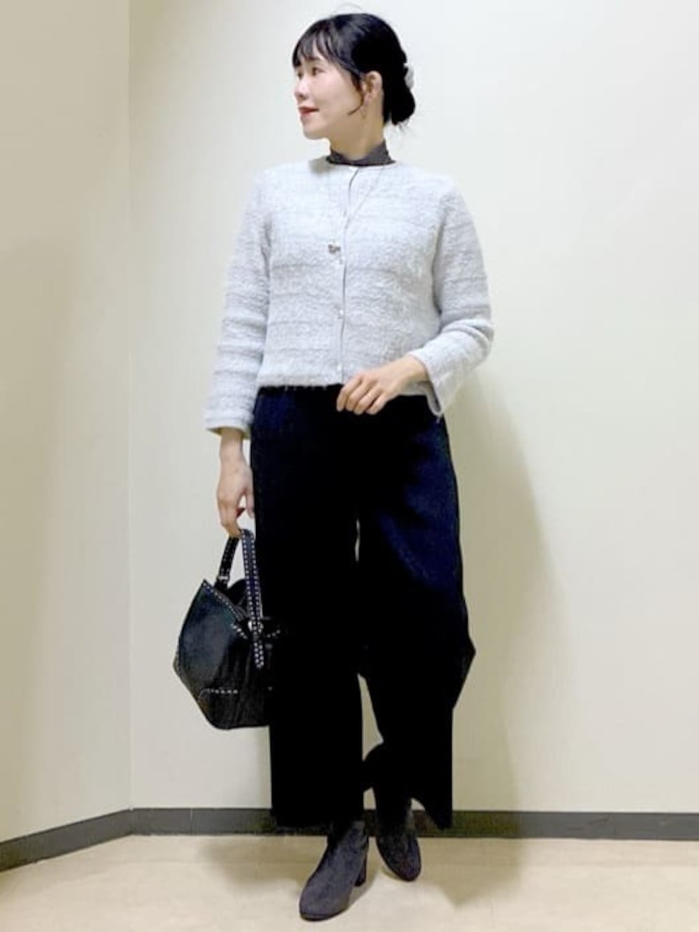 グレー系のカーディガン/ボレロ、グレー系のニット/セーター、ブラック系のその他パンツを着用したレディースの冬コーディネートの1枚目の写真
