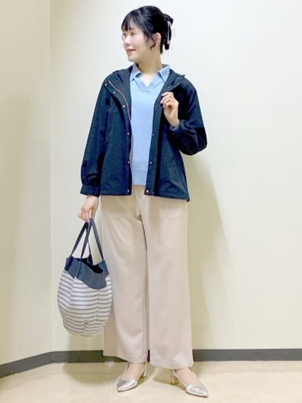 ブルー系のブルゾン、ブルー系のニット/セーター、ベージュ系のその他パンツを着用したレディースの春コーディネートの1枚目の写真