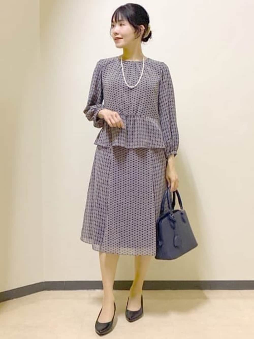 ブルー系のシャツ/ブラウス、ブルー系のスカート、ブルー系のノーカラージャケットを着用したレディースの冬コーディネートの1枚目の写真