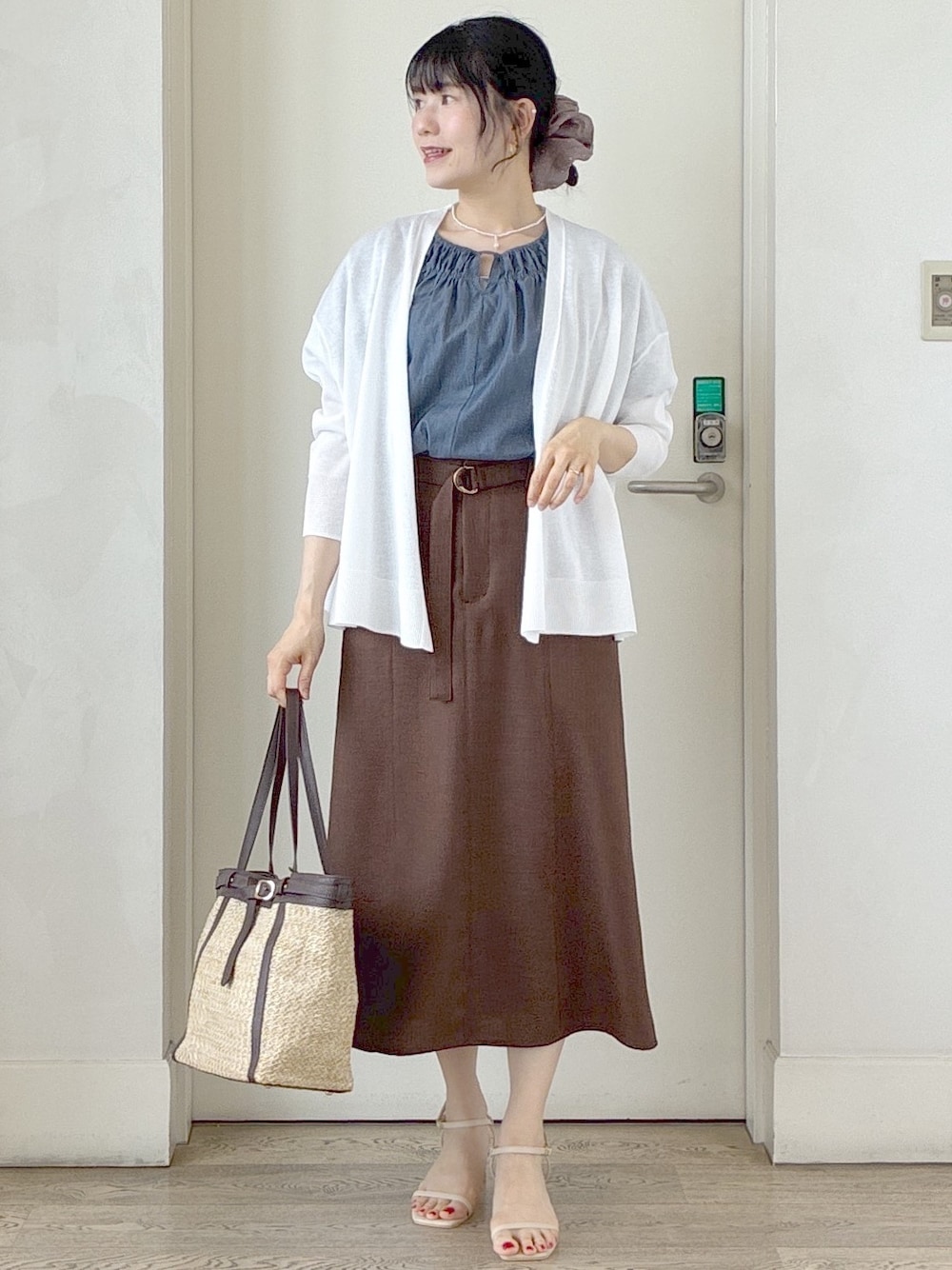 ホワイト系のカーディガン/ボレロ、ブルー系のシャツ/ブラウス、グレー系のタンクトップを着用したレディースの夏コーディネートの1枚目の写真