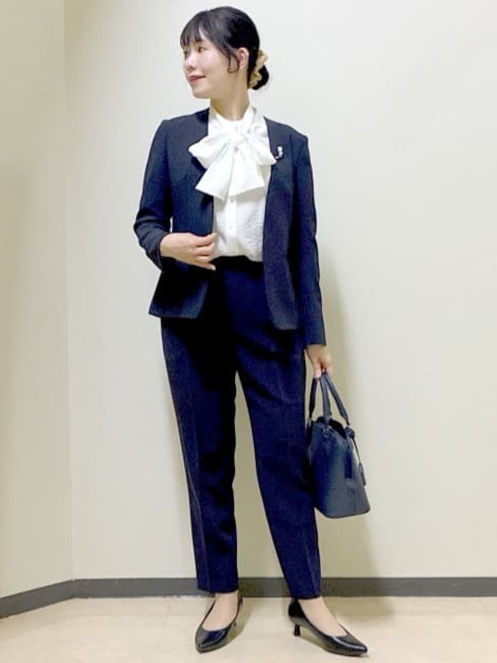 ブルー系のノーカラージャケット、ホワイト系のシャツ/ブラウス、ブルー系のその他パンツを着用したレディースの冬コーディネートの1枚目の写真