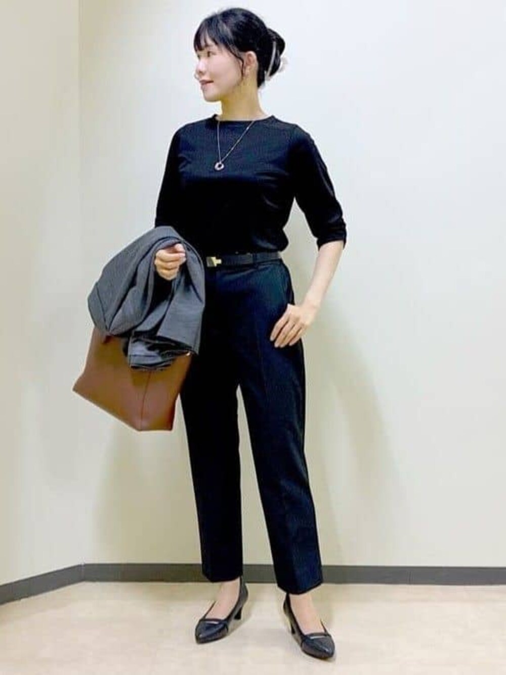 ブラック系のTシャツ/カットソー、グレー系のテーラードジャケット、ブラック系のその他パンツを着用したレディースの秋コーディネートの1枚目の写真