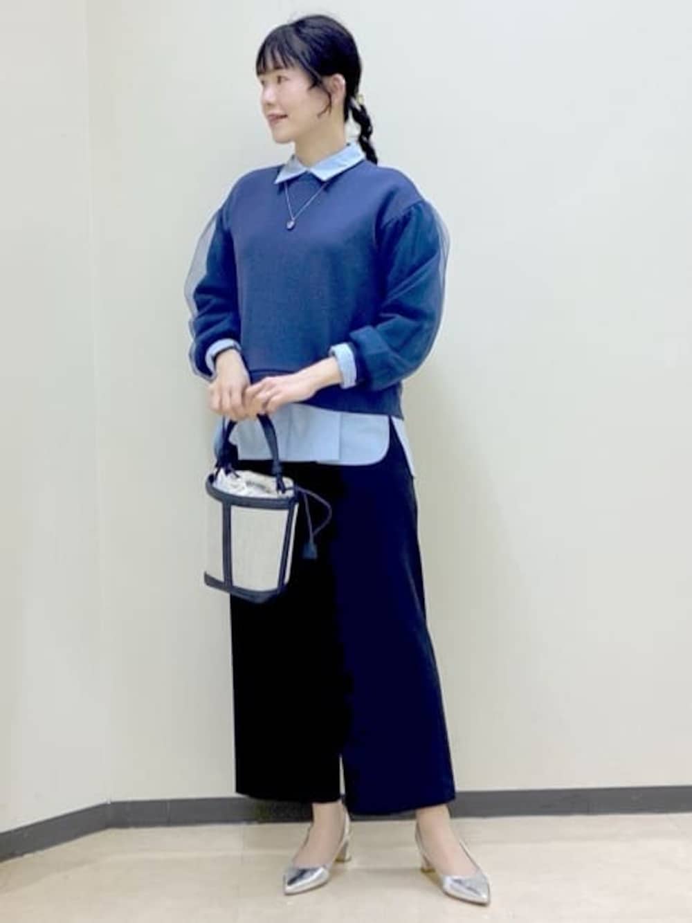 ブルー系のその他パンツ、ブルー系のシャツ/ブラウス、ブルー系のTシャツ/カットソーを着用したレディースの冬コーディネートの1枚目の写真