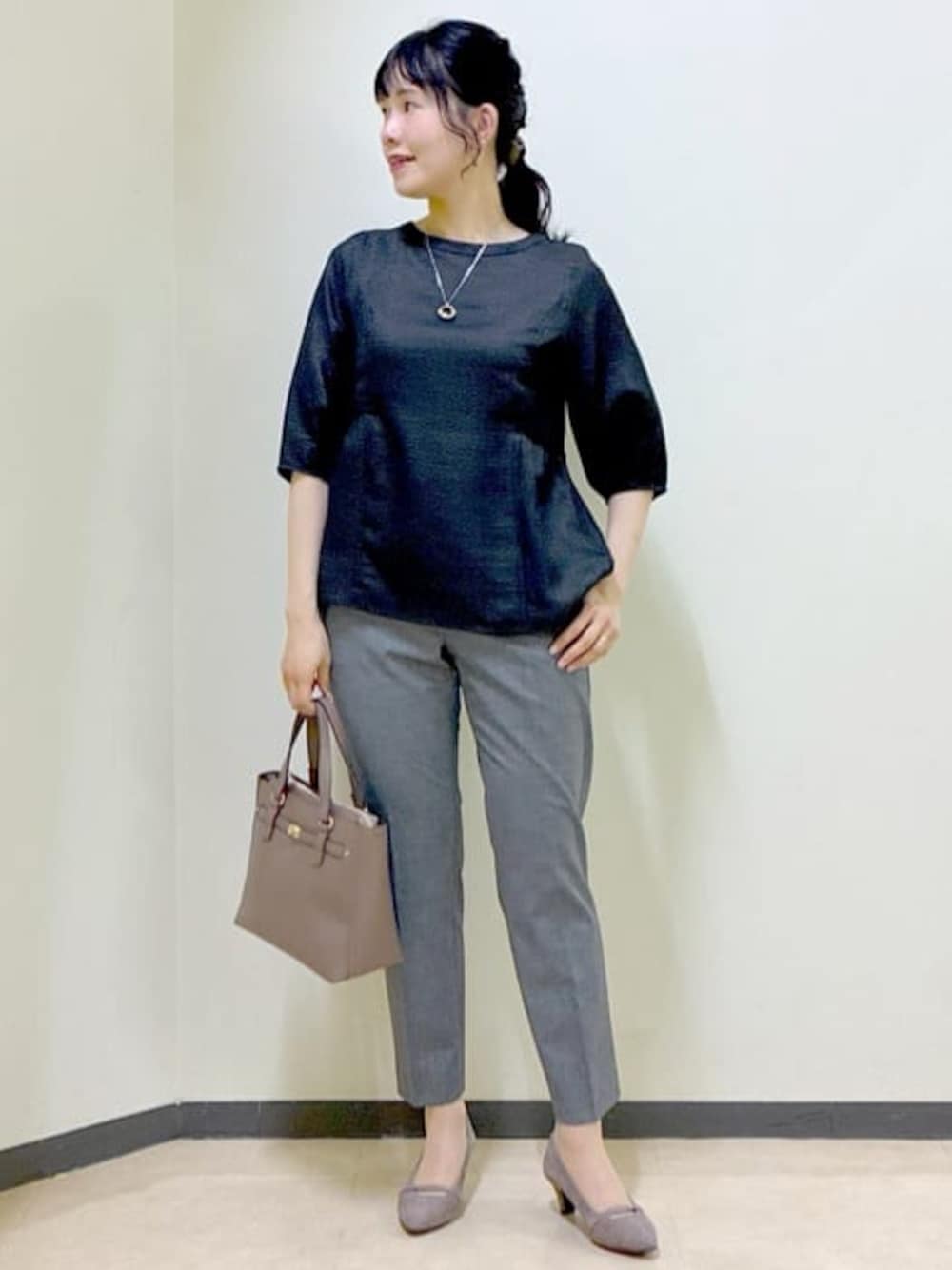 ブラック系のシャツ/ブラウス、ブラック系のその他パンツ、ブルー系のTシャツ/カットソーを着用したレディースの秋コーディネートの1枚目の写真