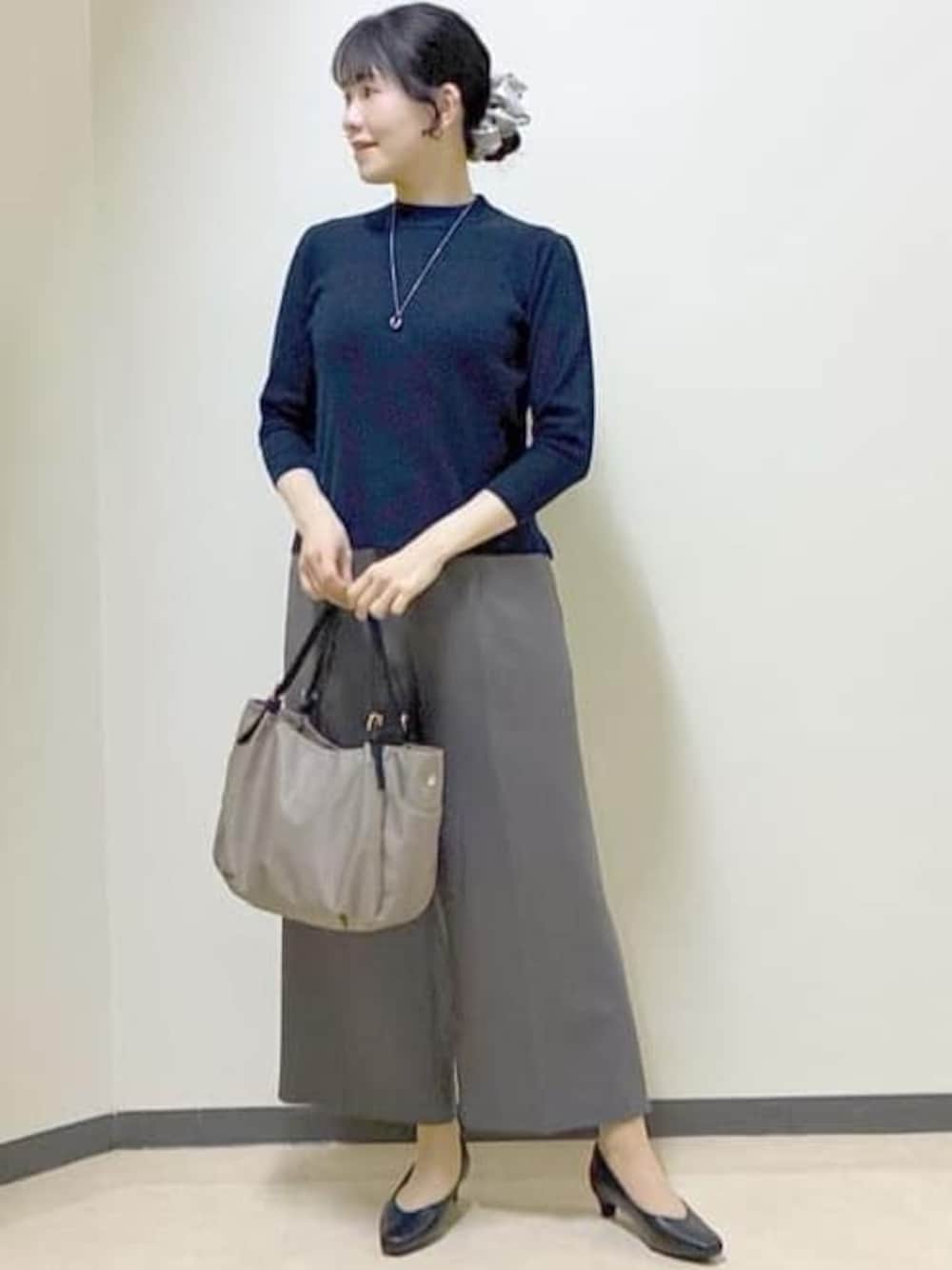 ブルー系のカーディガン/ボレロ、ブラウン系のその他パンツ、ブルー系のニット/セーターを着用したレディースの冬コーディネートの1枚目の写真