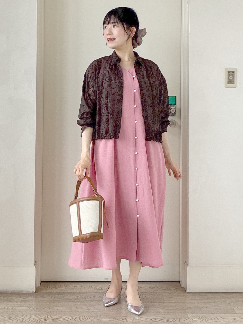 ブラウン系のシャツ/ブラウス、ピンク系のワンピース、ベージュ系のタンクトップを着用したレディースの夏コーディネートの1枚目の写真