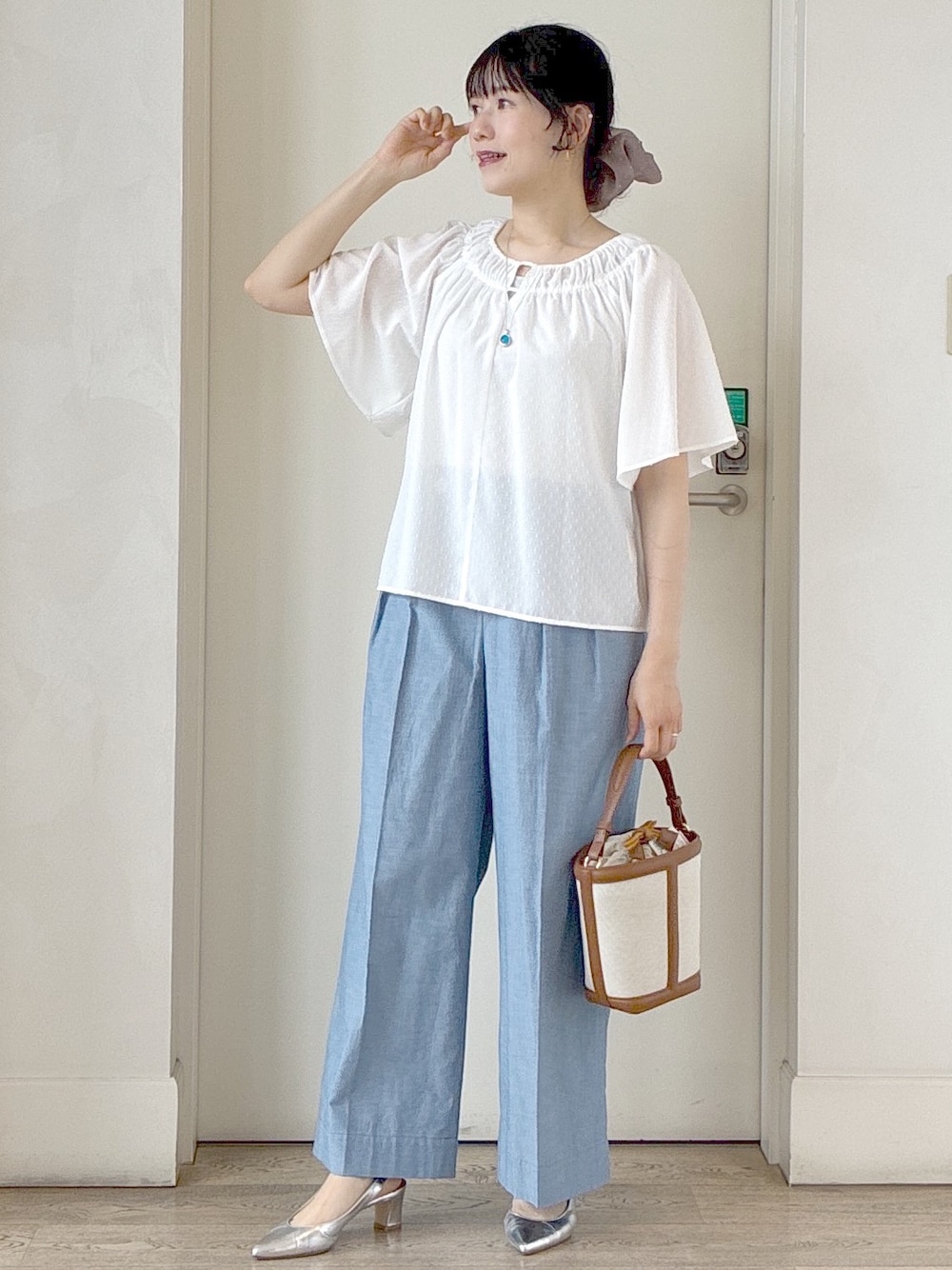 ホワイト系のシャツ/ブラウス、グレー系のタンクトップ、ブルー系のその他パンツを着用したレディースの夏コーディネートの1枚目の写真