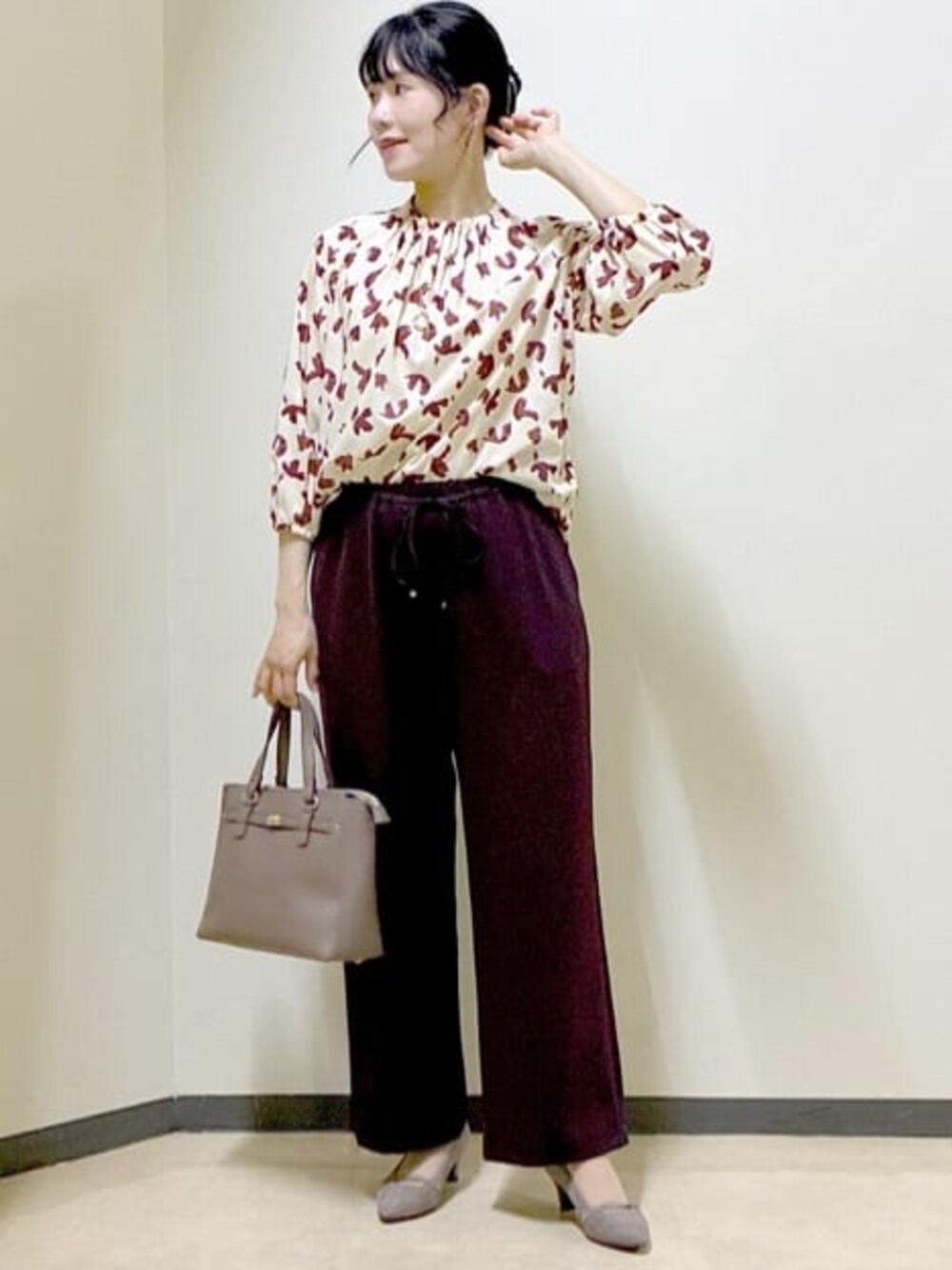 ベージュ系のシャツ/ブラウス、ベージュ系のノーカラージャケット、ブラウン系のその他パンツを着用したレディースの秋コーディネートの1枚目の写真