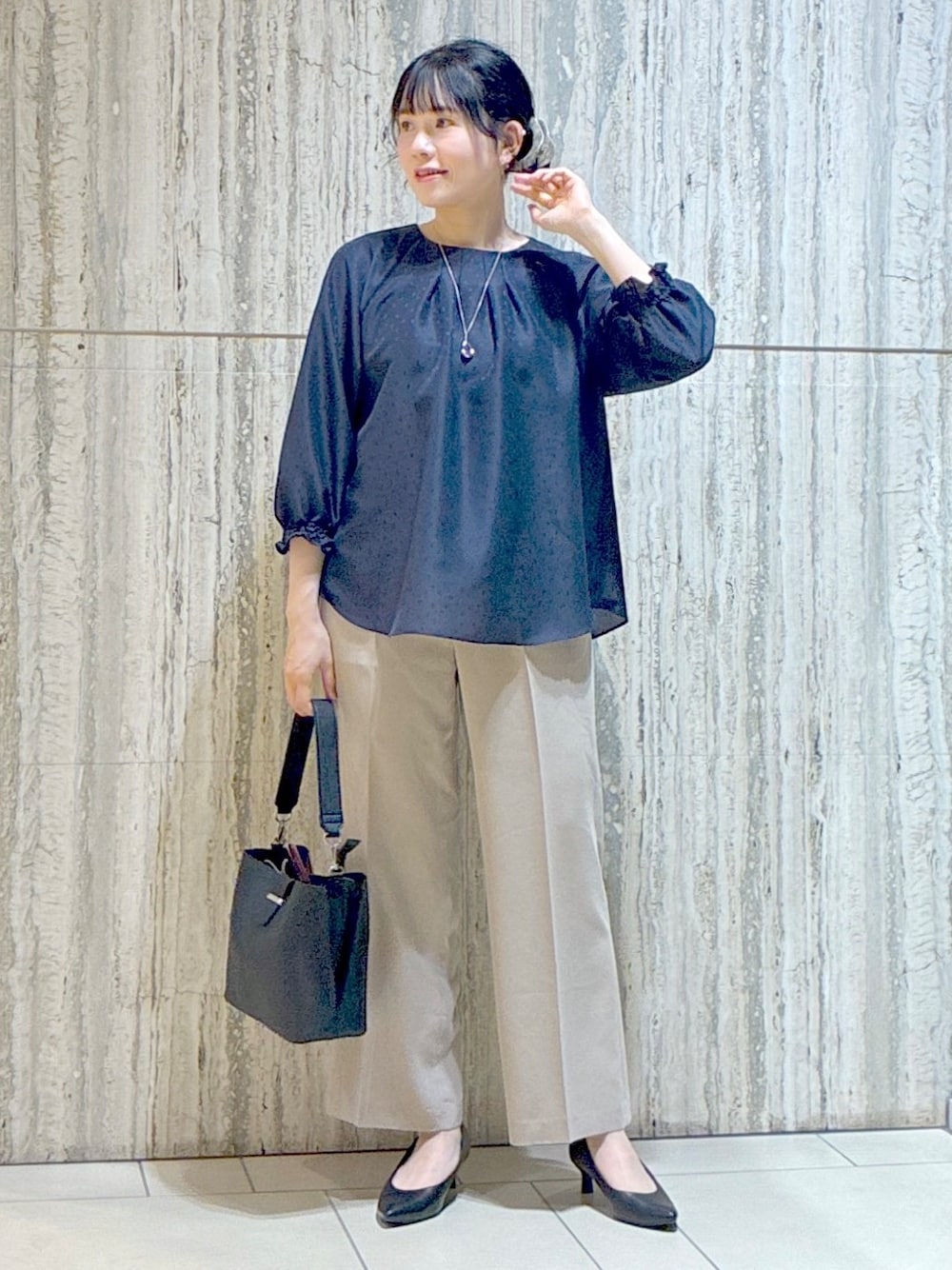 ブルー系のシャツ/ブラウス、ベージュ系のその他パンツ、ブラック系のブルゾンを着用したレディースの秋コーディネートの1枚目の写真