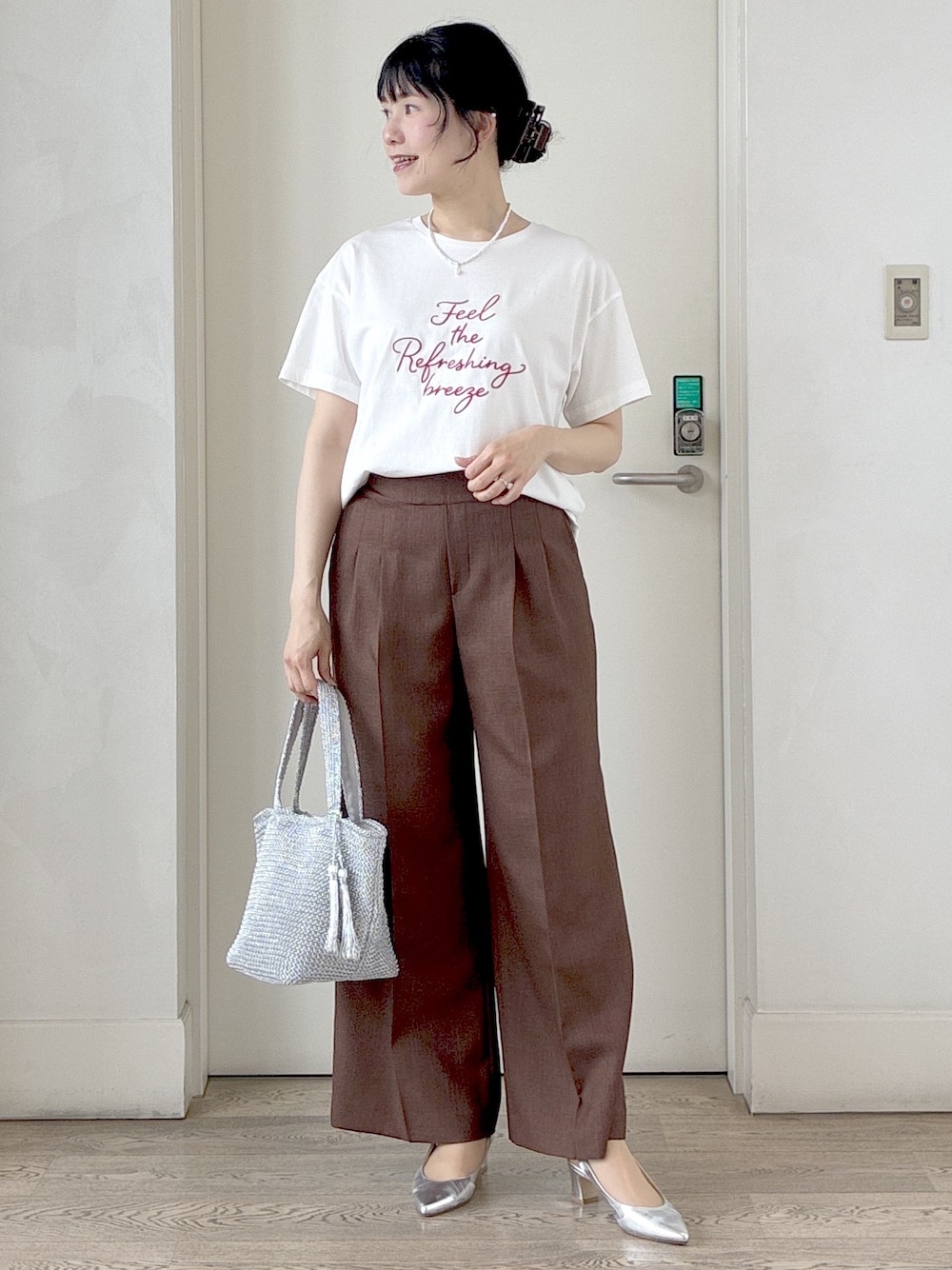 ホワイト系のTシャツ/カットソー、ブラック系のベスト、ブラウン系のその他パンツを着用したレディースの春コーディネートの1枚目の写真