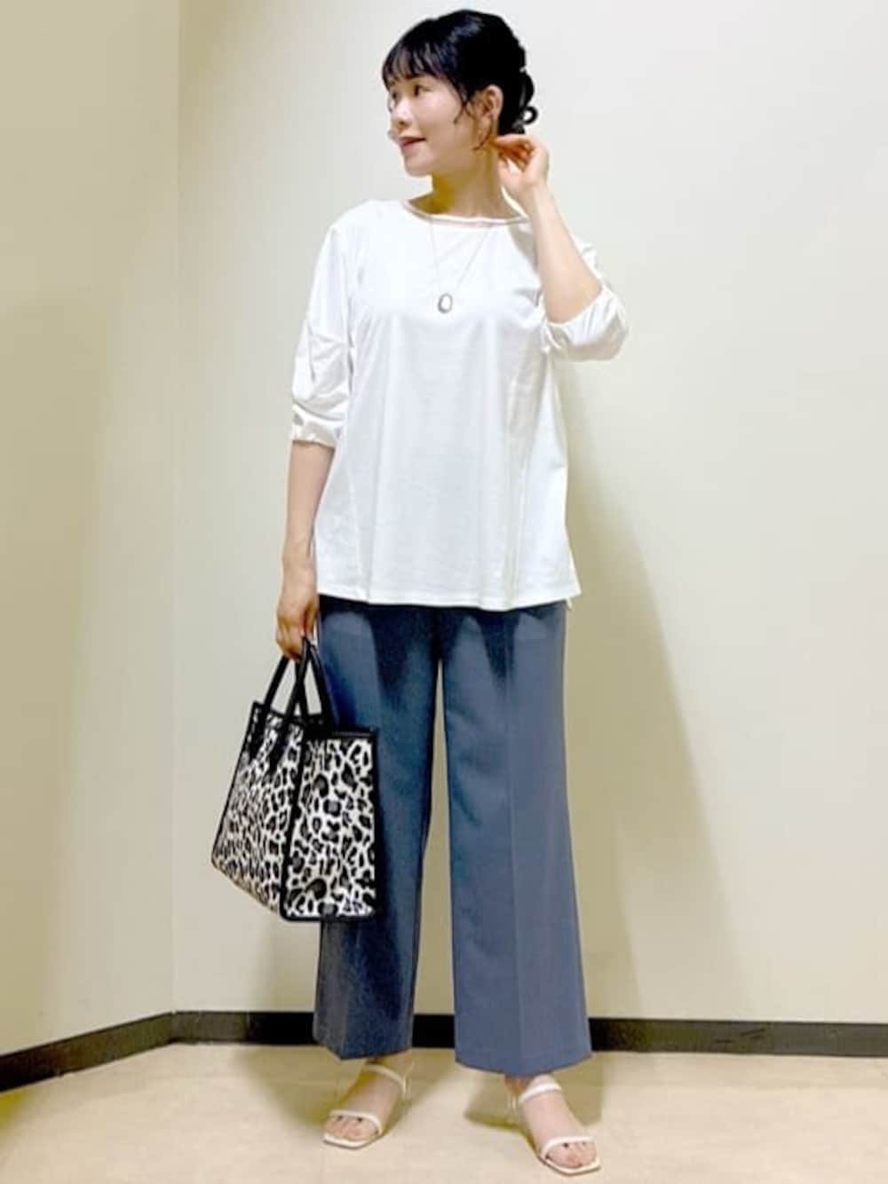 ホワイト系のTシャツ/カットソー、ブルー系のその他パンツ、ブルー系のTシャツ/カットソーを着用したレディースの夏コーディネートの1枚目の写真