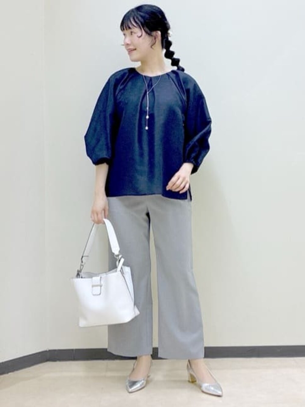 グレー系のその他パンツ、ブルー系のシャツ/ブラウス、ホワイト系のトートバッグを着用したレディースの春コーディネートの1枚目の写真