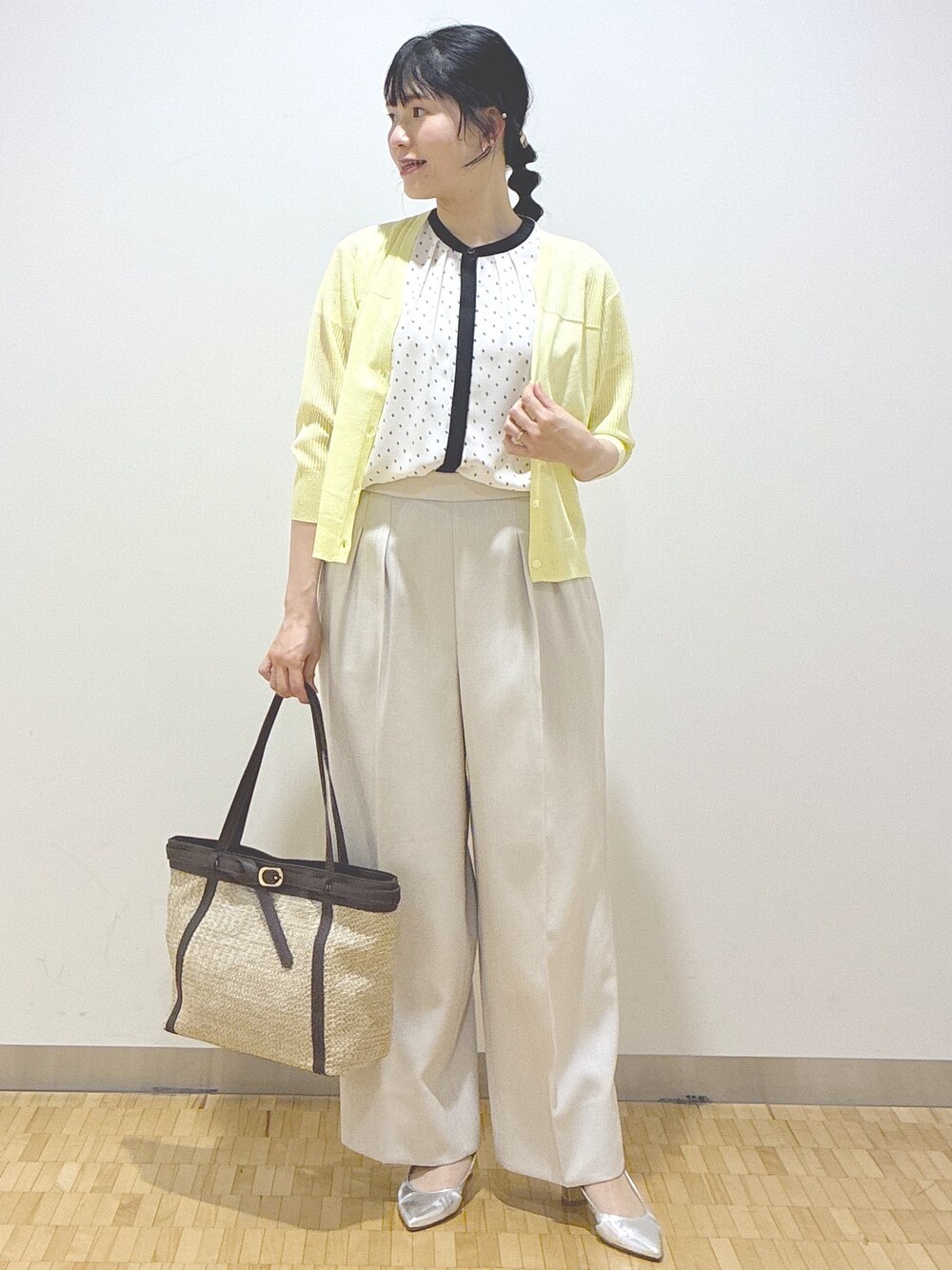 ブルー系のシャツ/ブラウス、ベージュ系のその他パンツ、イエロー系のトートバッグを着用したレディースの春コーディネートの1枚目の写真