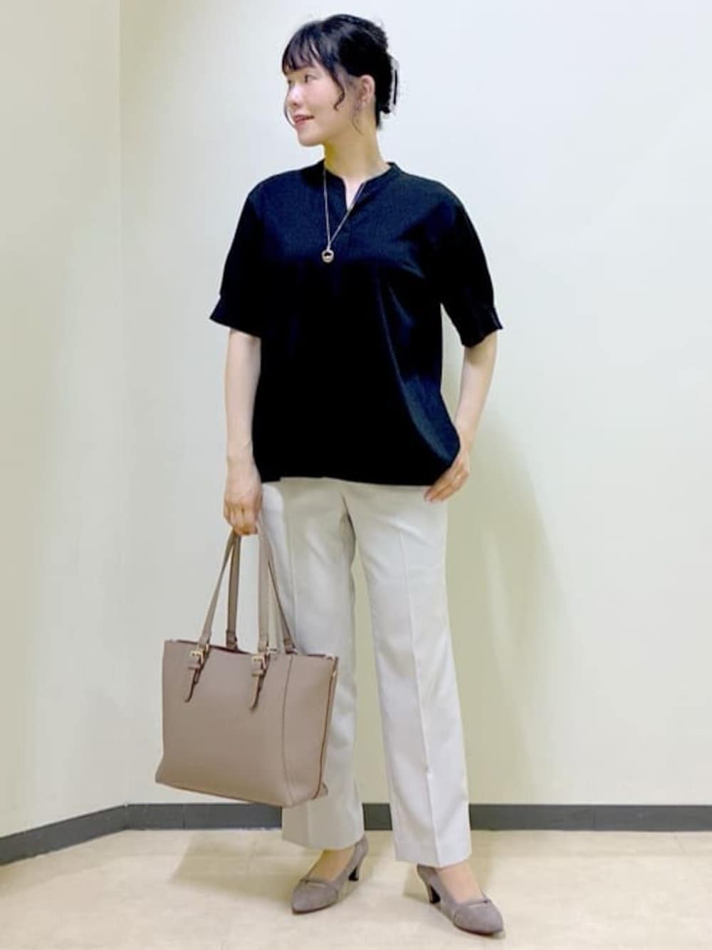 ブラック系のTシャツ/カットソー、ベージュ系のその他パンツ、ブラウン系のトートバッグを着用したレディースの秋コーディネートの1枚目の写真