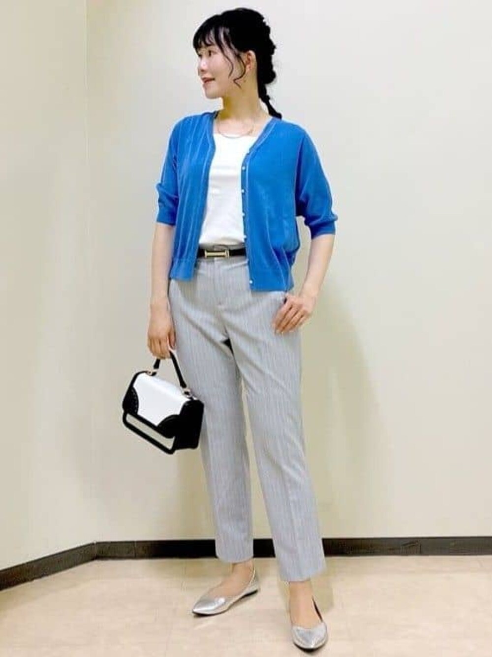 ブルー系のカーディガン/ボレロ、ホワイト系のタンクトップ、グレー系のその他パンツを着用したレディースの夏コーディネートの1枚目の写真