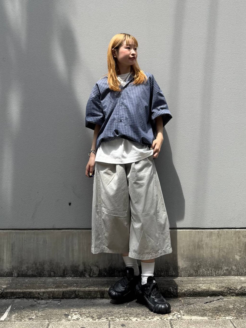 グレー系のその他パンツ、ホワイト系のTシャツ/カットソー、ブルー系のシャツ/ブラウスを着用したレディースの夏コーディネートの1枚目の写真