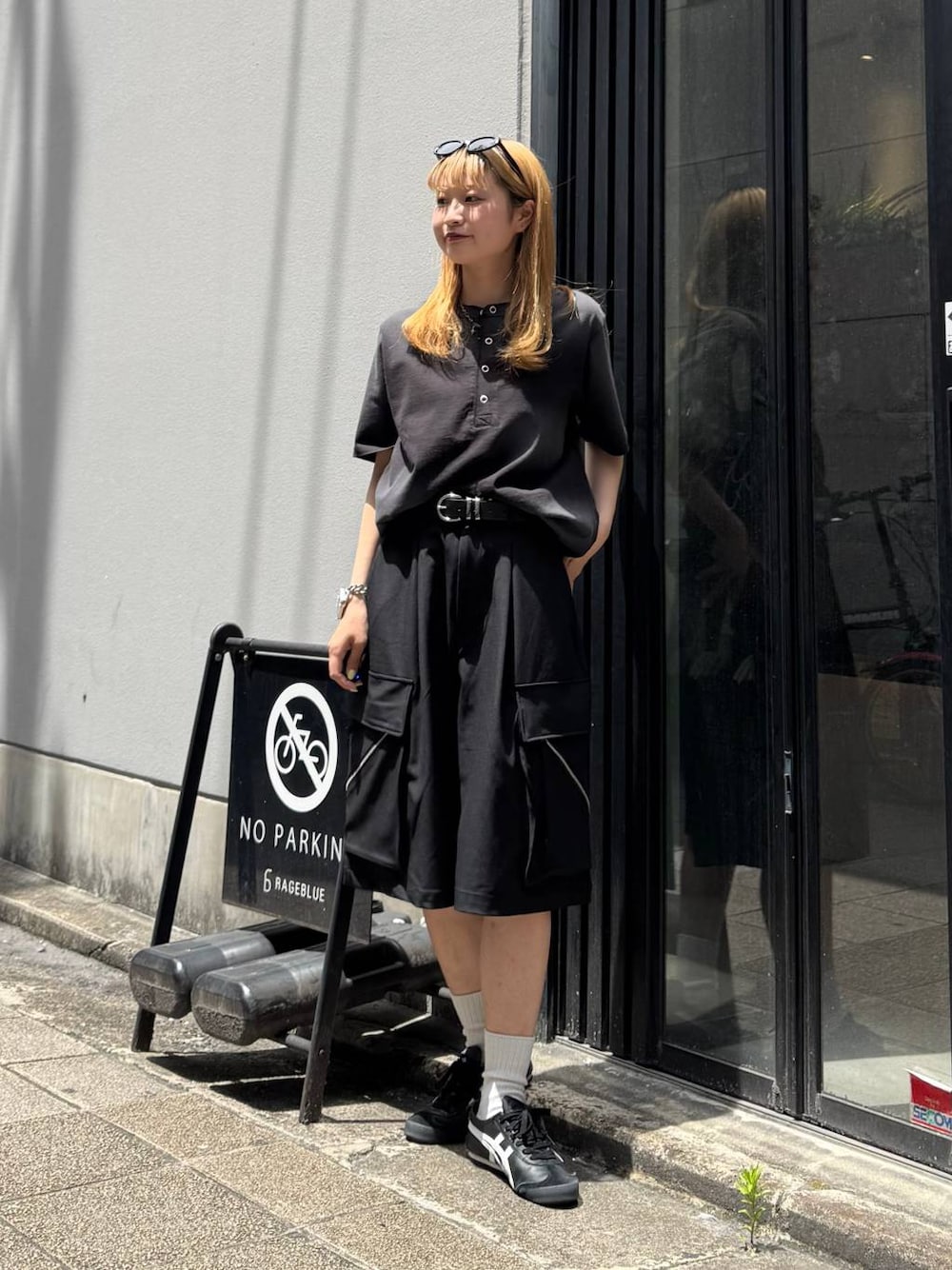 ブラック系のTシャツ/カットソー、ブラック系のカーゴパンツ、ブラック系のサングラスを着用したレディースの夏コーディネートの1枚目の写真