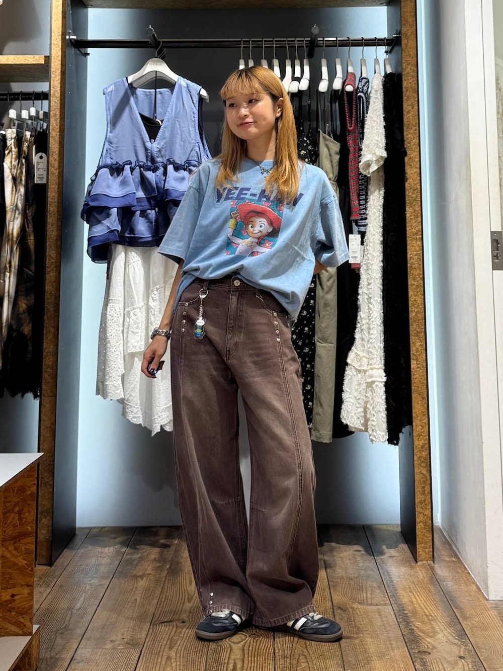 ブルー系のTシャツ/カットソー、ブラウン系のデニムパンツ、その他のキーホルダーを着用したレディースの夏コーディネートの1枚目の写真