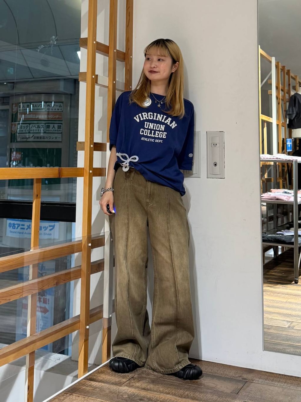 ブルー系のTシャツ/カットソー、ブラウン系のデニムパンツを着用したレディースの夏コーディネートの1枚目の写真