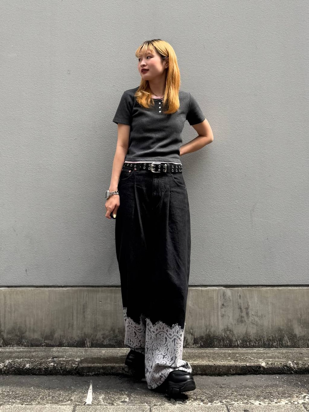 ブラック系のデニムパンツ、グレー系のTシャツ/カットソー、ブラック系のベルトを着用したレディースの夏コーディネートの1枚目の写真