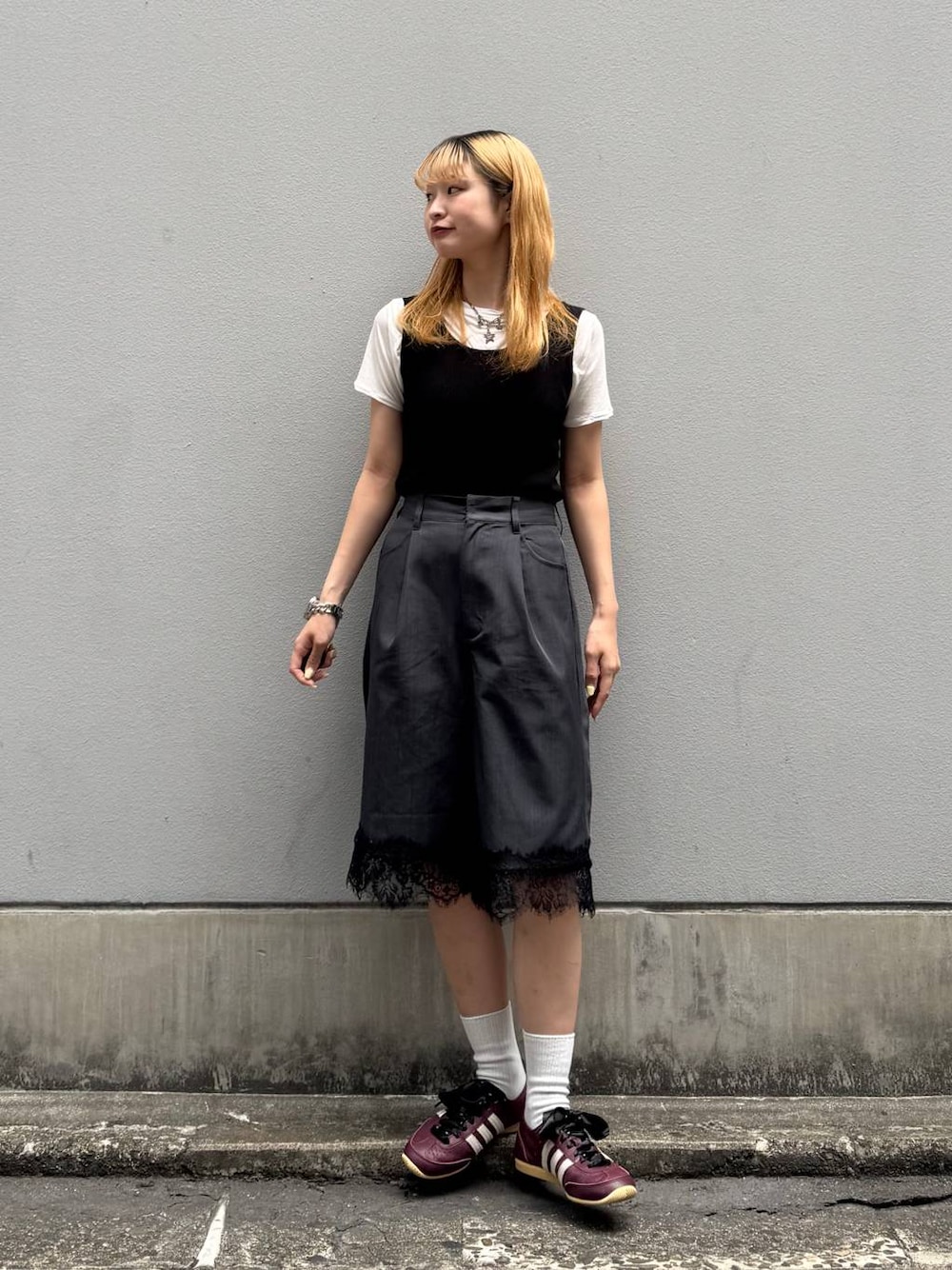 ブラック系のタンクトップ、ホワイト系のTシャツ/カットソー、ブラック系のスラックスを着用したレディースの夏コーディネートの1枚目の写真