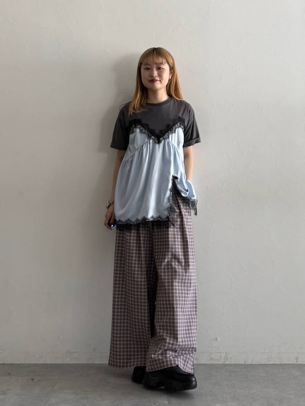 ブラック系のローファー、ピンク系のスラックス、グレー系のTシャツ/カットソーを着用したレディースの春コーディネートの1枚目の写真