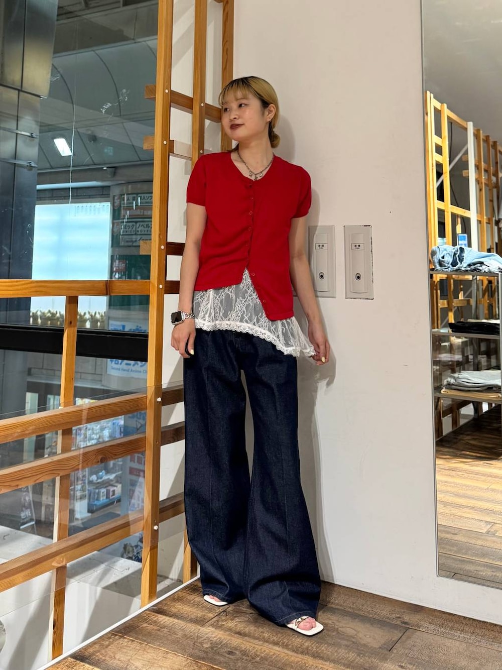 ホワイト系のTシャツ/カットソー、ブルー系のデニムパンツ、ホワイト系のサンダルを着用したレディースの夏コーディネートの1枚目の写真