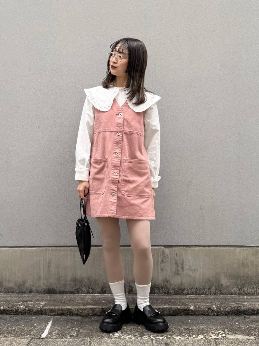 その他のローファー、ホワイト系のシャツ/ブラウス、ブラック系のショルダーバッグを着用したレディースの春コーディネートの1枚目の写真