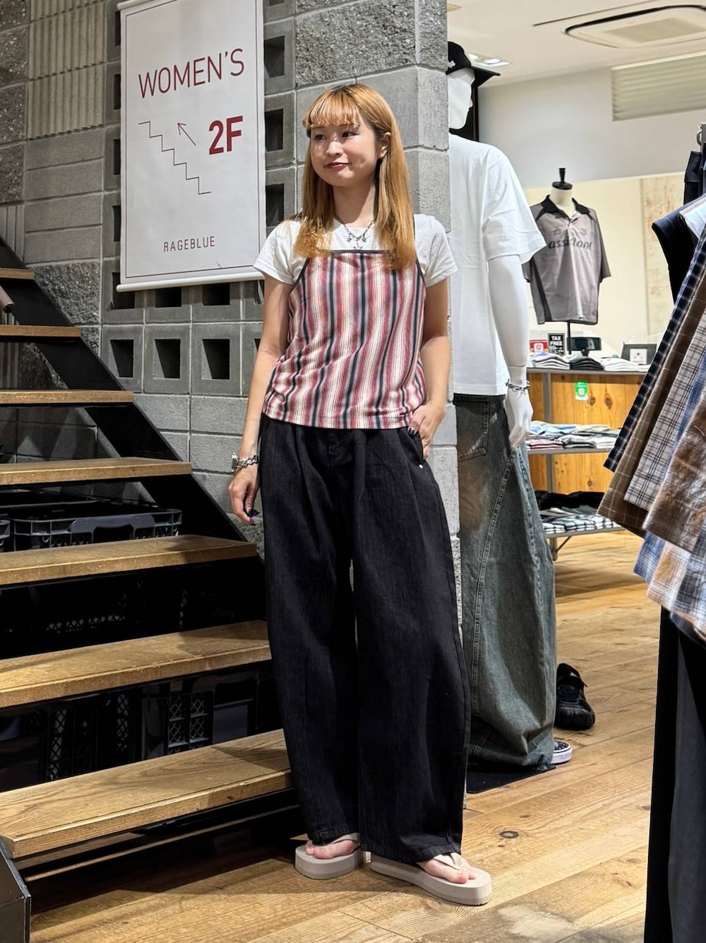 レッド系のTシャツ/カットソー、ブラック系のデニムパンツ、ホワイト系のTシャツ/カットソーを着用したレディースの夏コーディネートの1枚目の写真