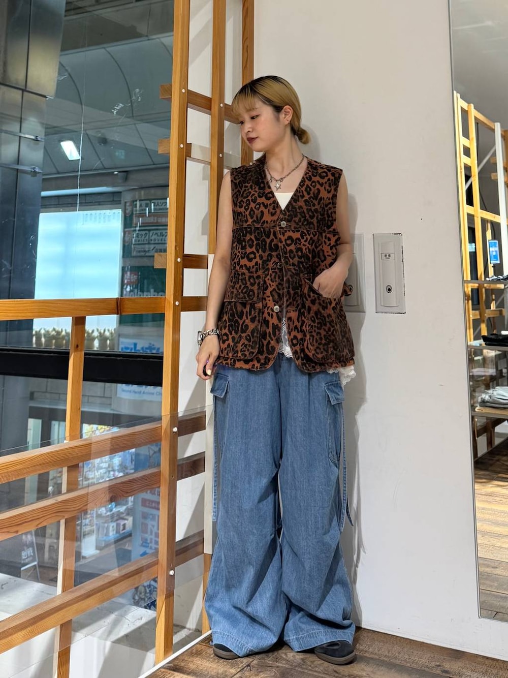 ホワイト系のTシャツ/カットソー、ブルー系のデニムパンツ、その他のベストを着用したレディースの夏コーディネートの1枚目の写真