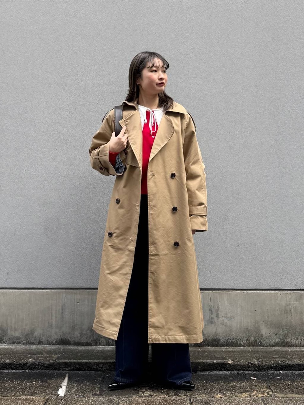 ブルー系のデニムパンツ、ホワイト系のシャツ/ブラウス、ブラック系のパンプスを着用したレディースの春コーディネートの1枚目の写真