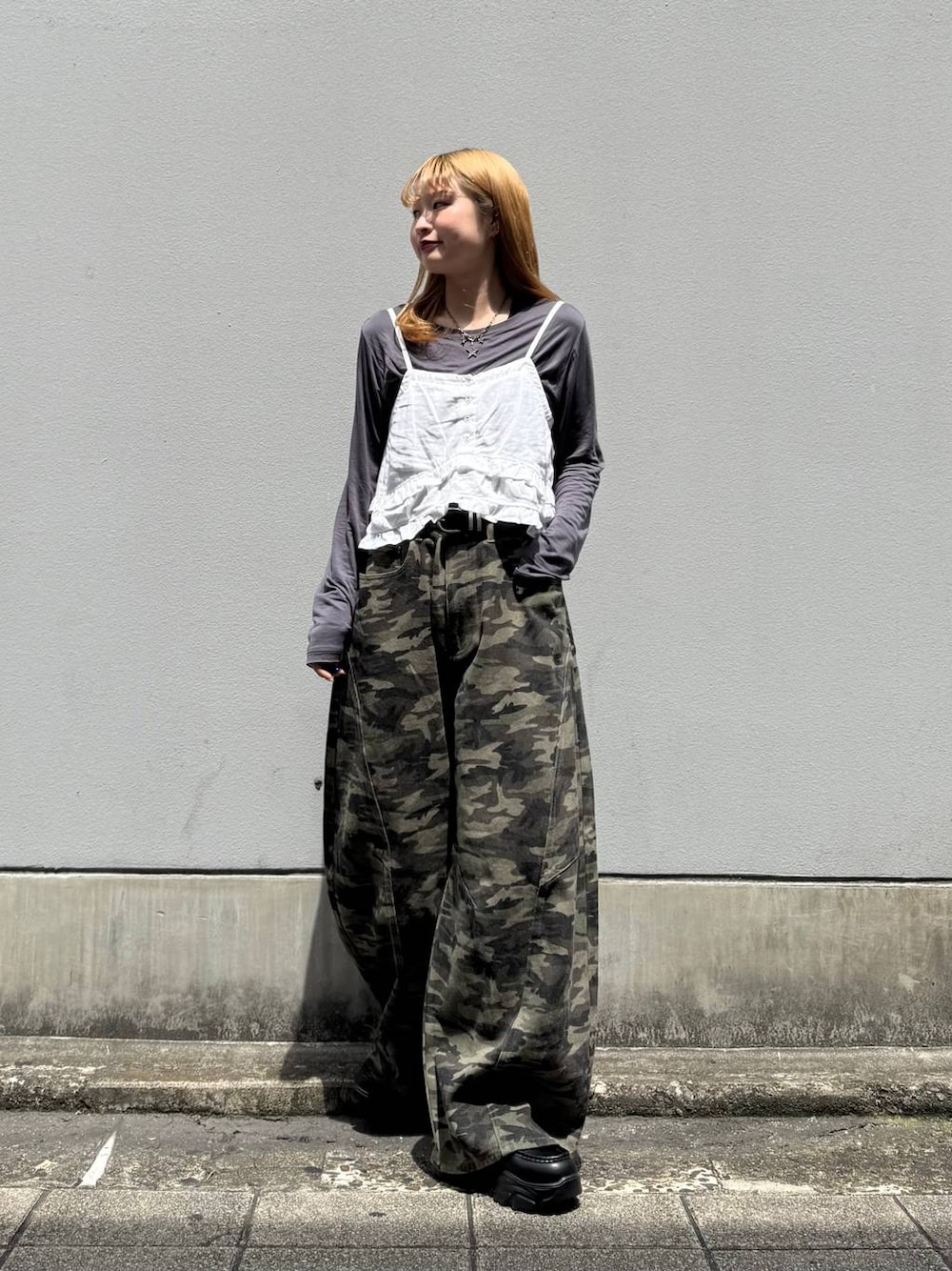 ブラック系のローファー、グレー系のTシャツ/カットソー、ホワイト系のキャミソールを着用したレディースの夏コーディネートの1枚目の写真