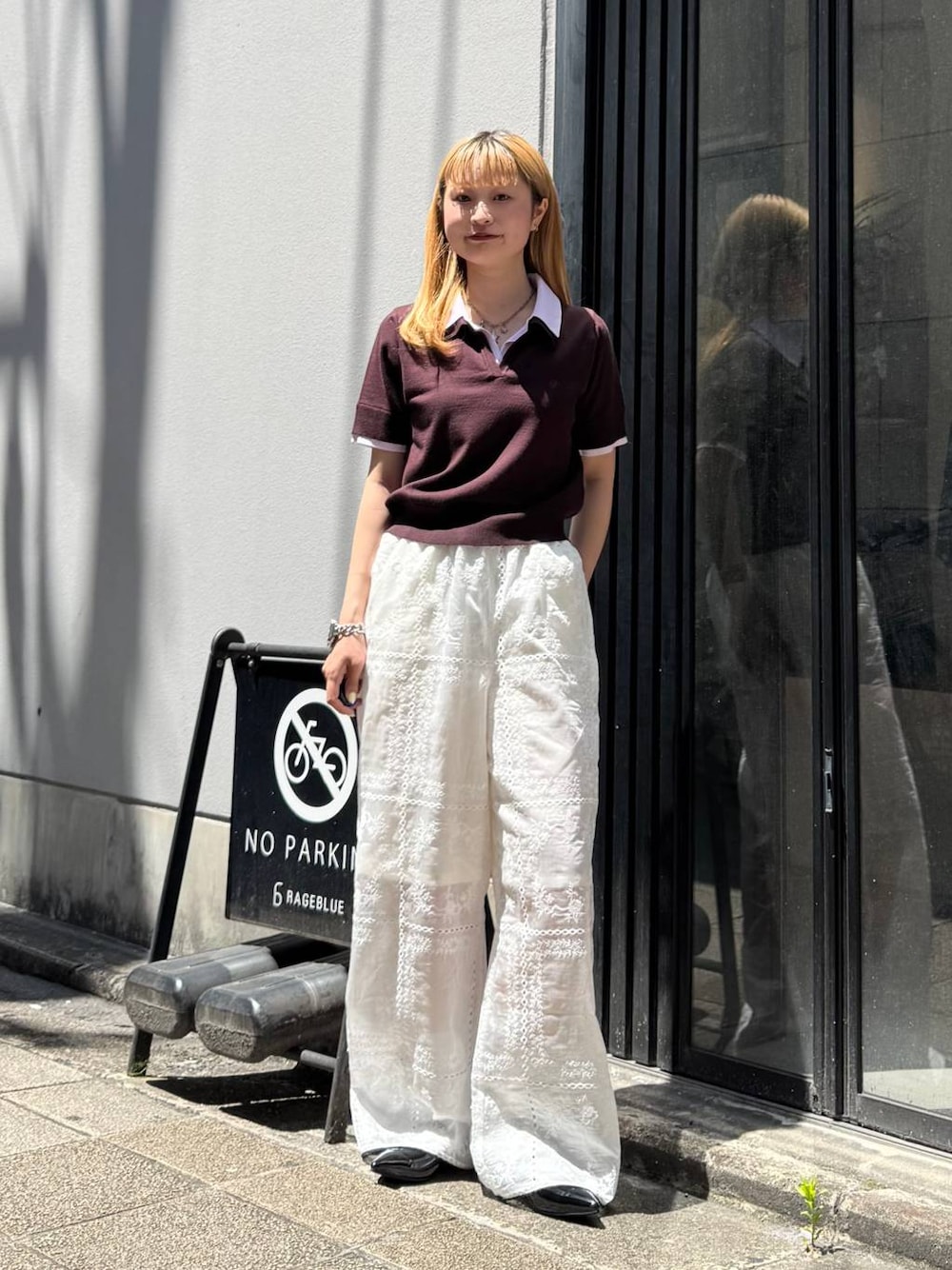 ブラック系のパンプス、ホワイト系のその他パンツ、ブラウン系のシャツ/ブラウスを着用したレディースの夏コーディネートの1枚目の写真