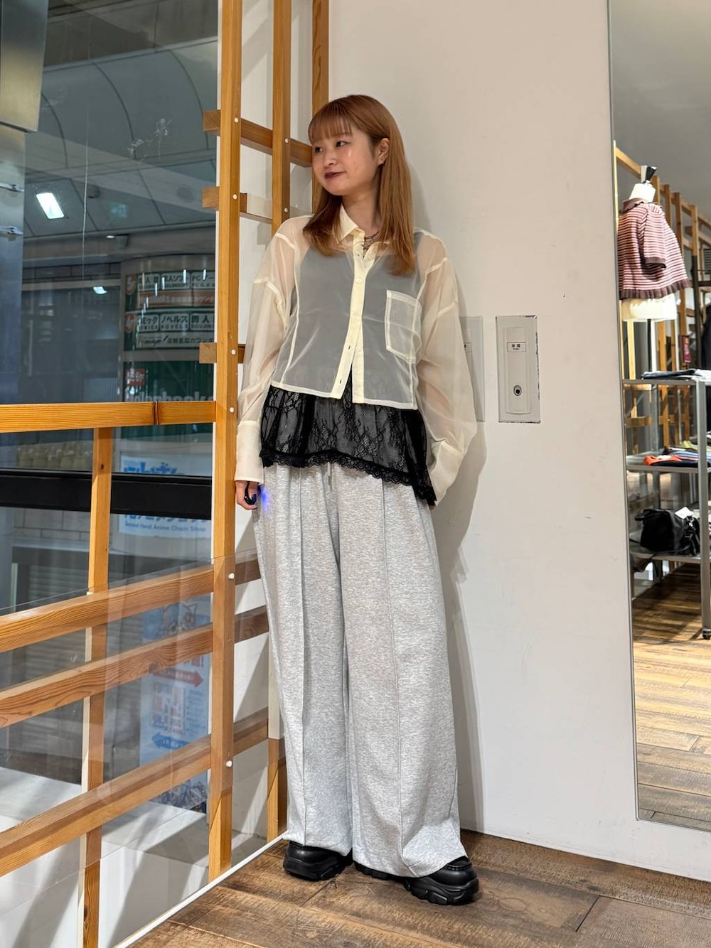 ホワイト系のシャツ/ブラウス、ブラック系のTシャツ/カットソー、ブラック系のローファーを着用したレディースの夏コーディネートの1枚目の写真