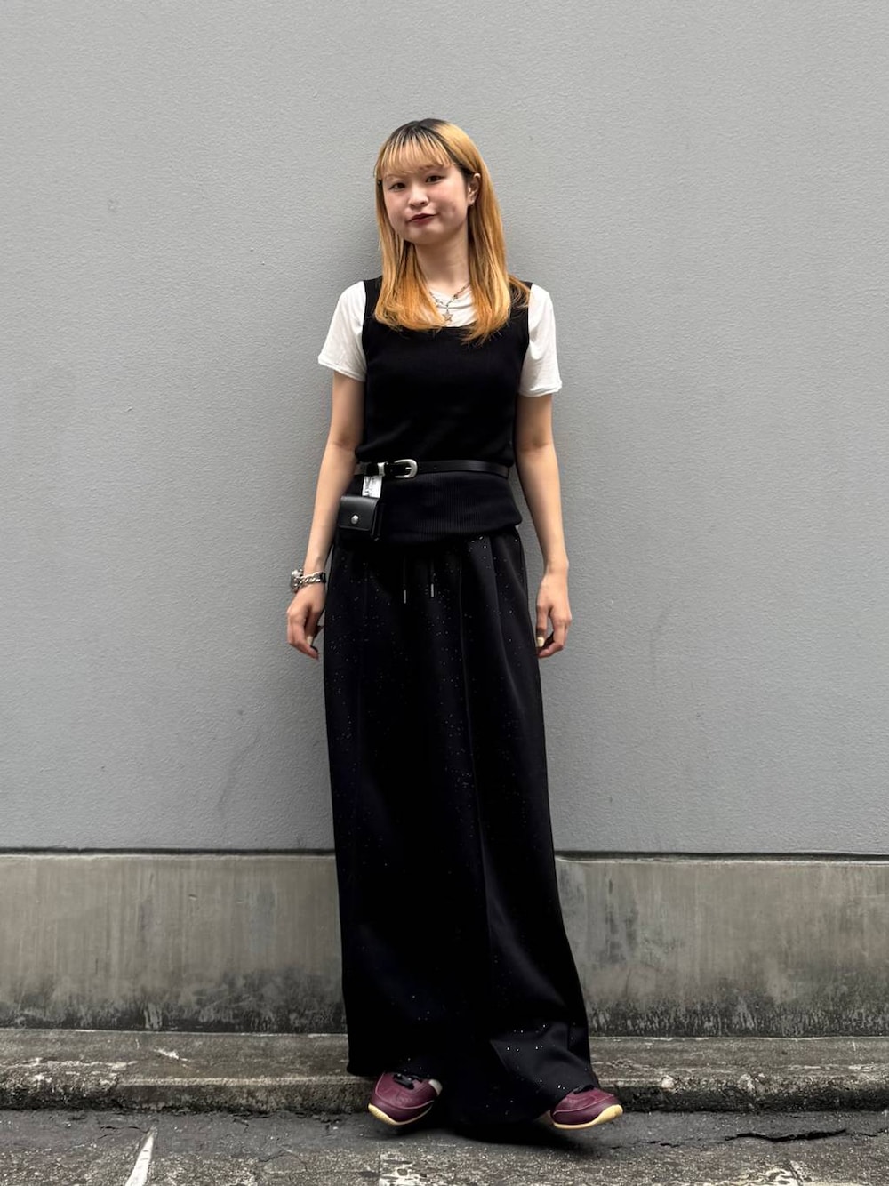 ブラック系のタンクトップ、ホワイト系のTシャツ/カットソー、ブラック系のスウェットパンツを着用したレディースの夏コーディネートの1枚目の写真